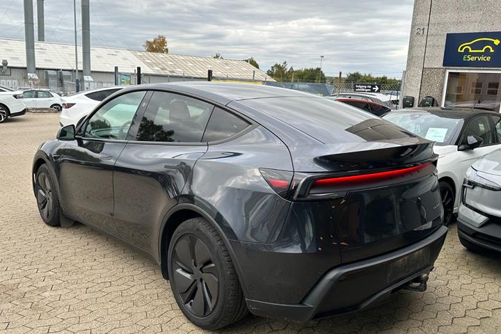 Grå Tesla Model Y fra 2026