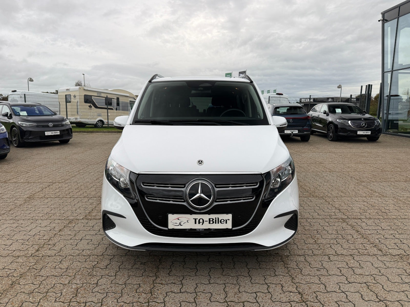 Hvid Mercedes EQV300 fra 2024