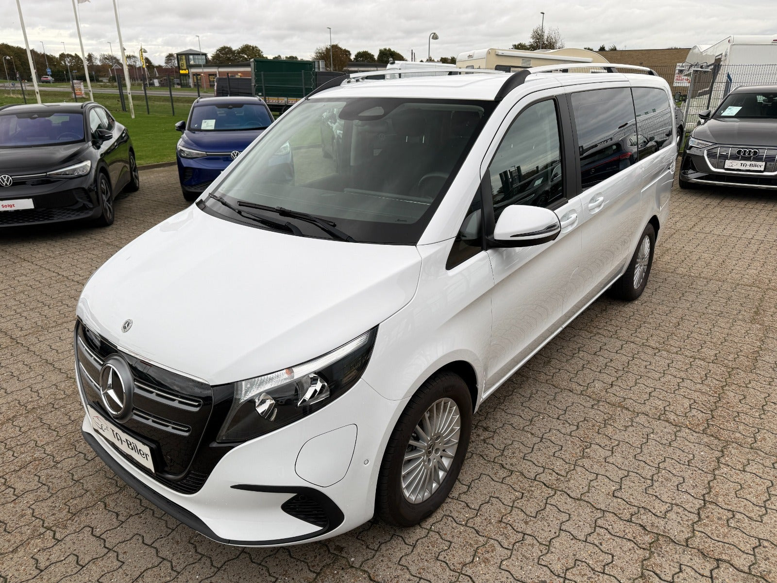 Hvid Mercedes EQV300 fra 2024