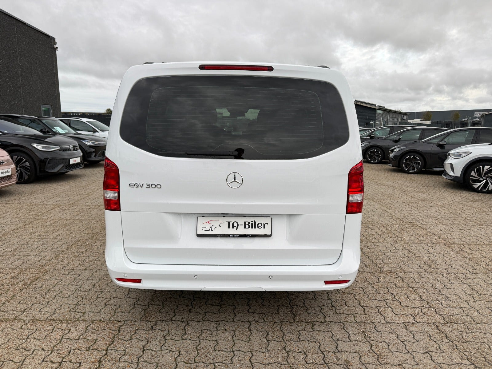 Hvid Mercedes EQV300 fra 2024
