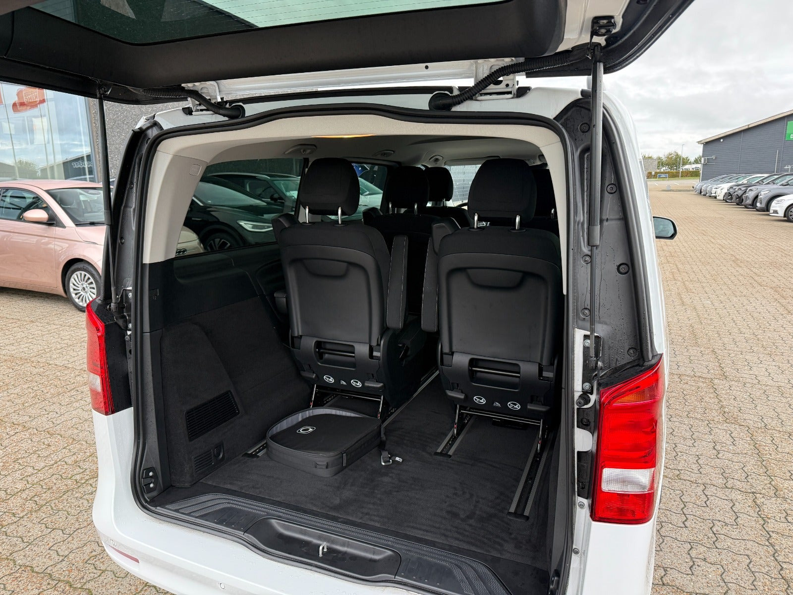Hvid Mercedes EQV300 fra 2024