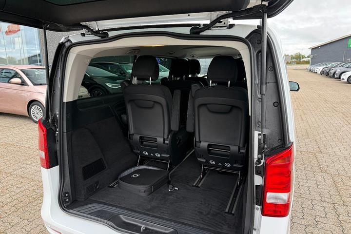 Hvid Mercedes EQV300 fra 2024