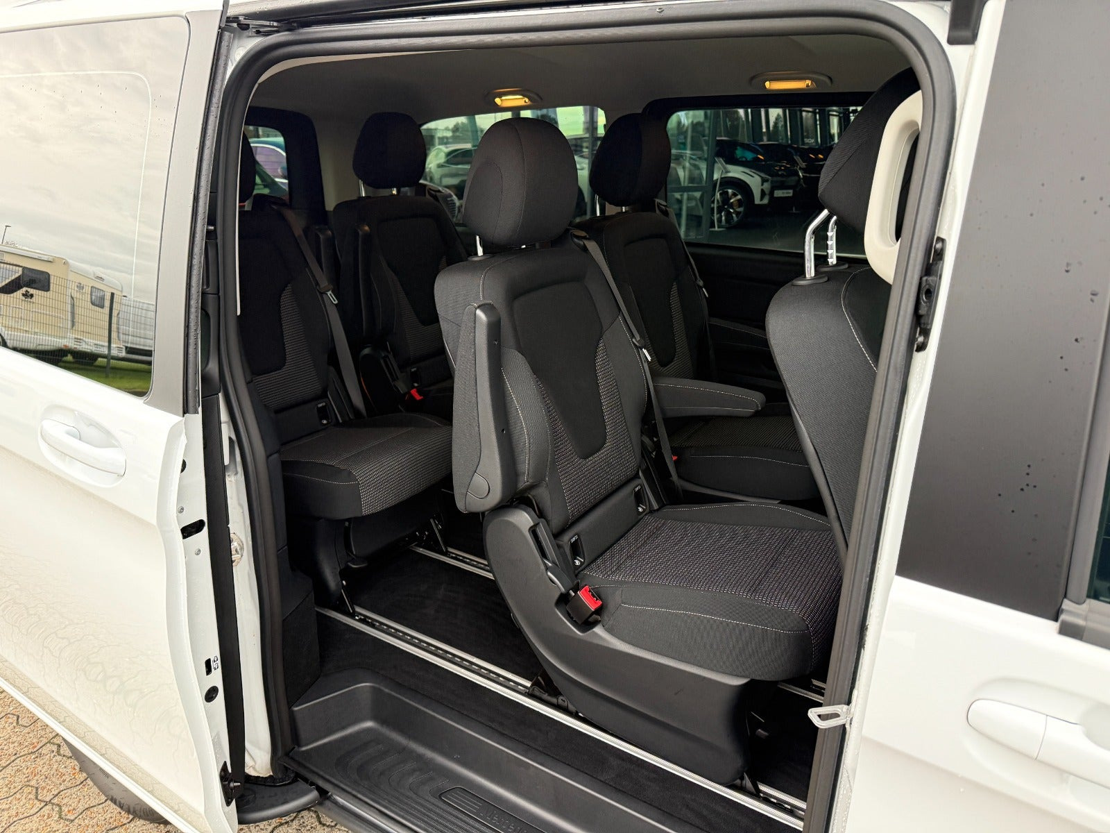 Hvid Mercedes EQV300 fra 2024