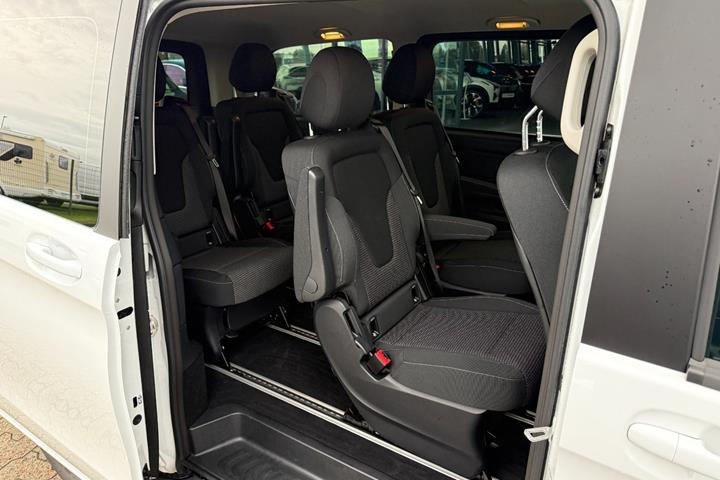 Hvid Mercedes EQV300 fra 2024