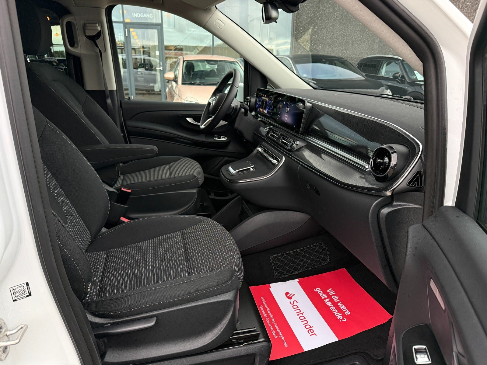 Hvid Mercedes EQV300 fra 2024