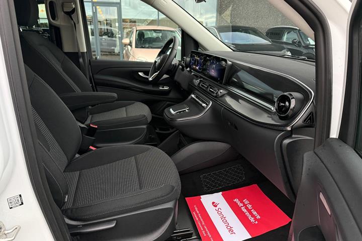 Hvid Mercedes EQV300 fra 2024