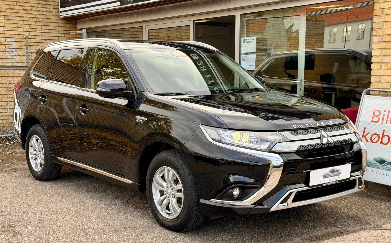 Sort Mitsubishi Outlander fra 2020