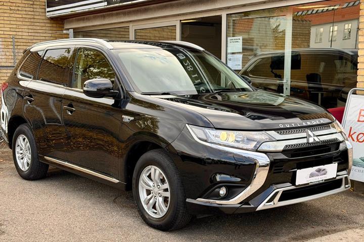 Sort Mitsubishi Outlander fra 2020