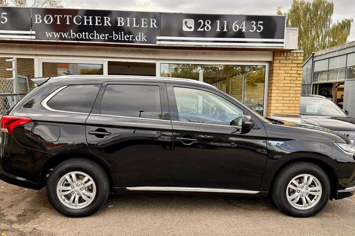 Sort Mitsubishi Outlander fra 2020