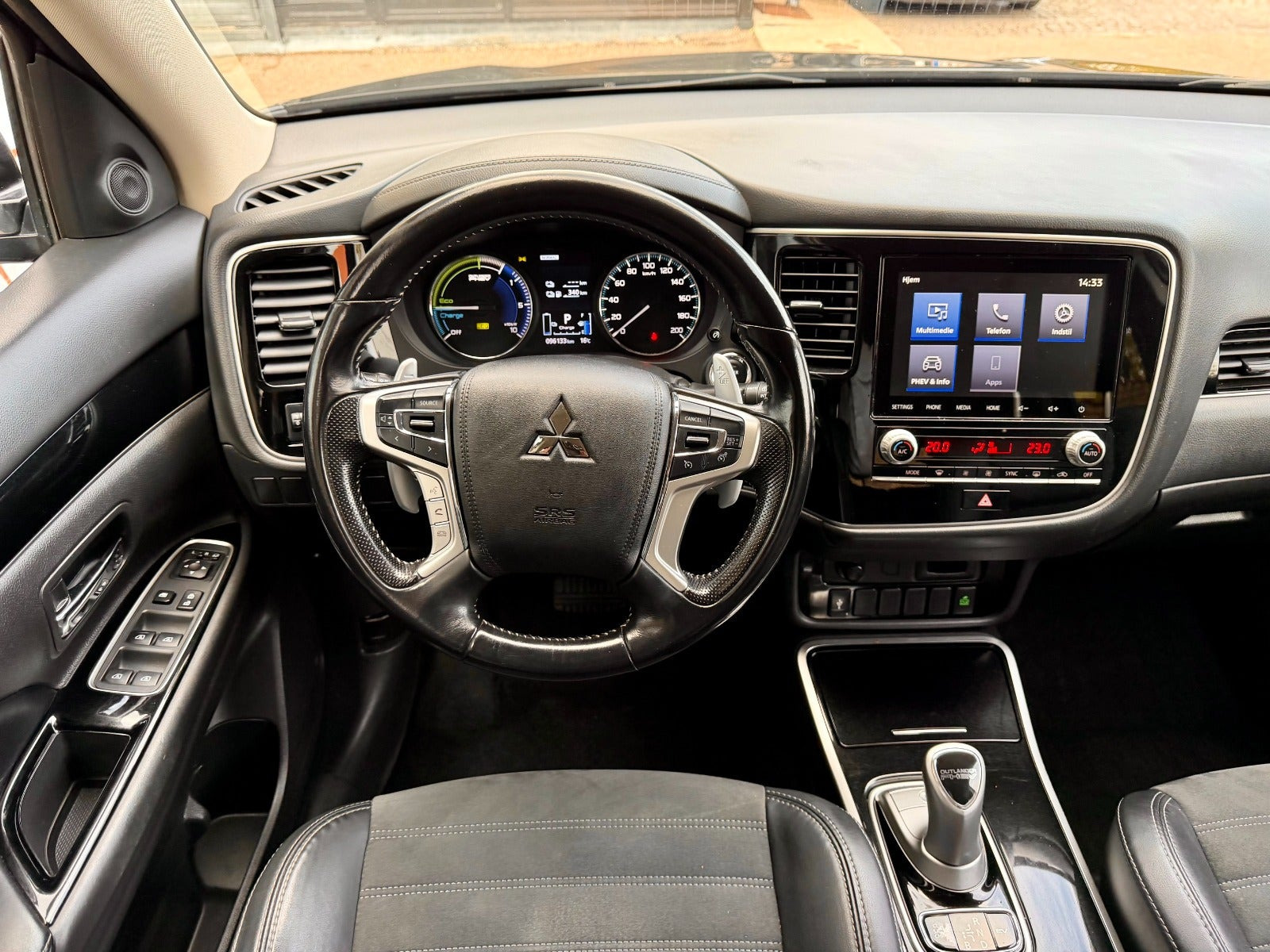 Sort Mitsubishi Outlander fra 2020