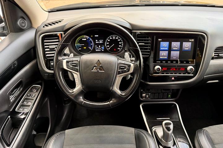 Sort Mitsubishi Outlander fra 2020