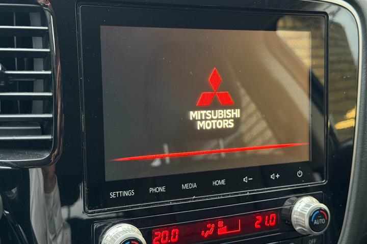 Sort Mitsubishi Outlander fra 2020