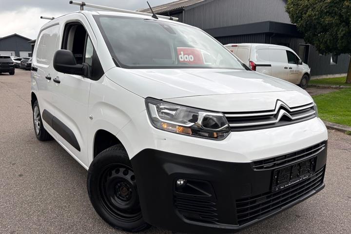 Hvid Citroën Berlingo fra 2021 set udefra