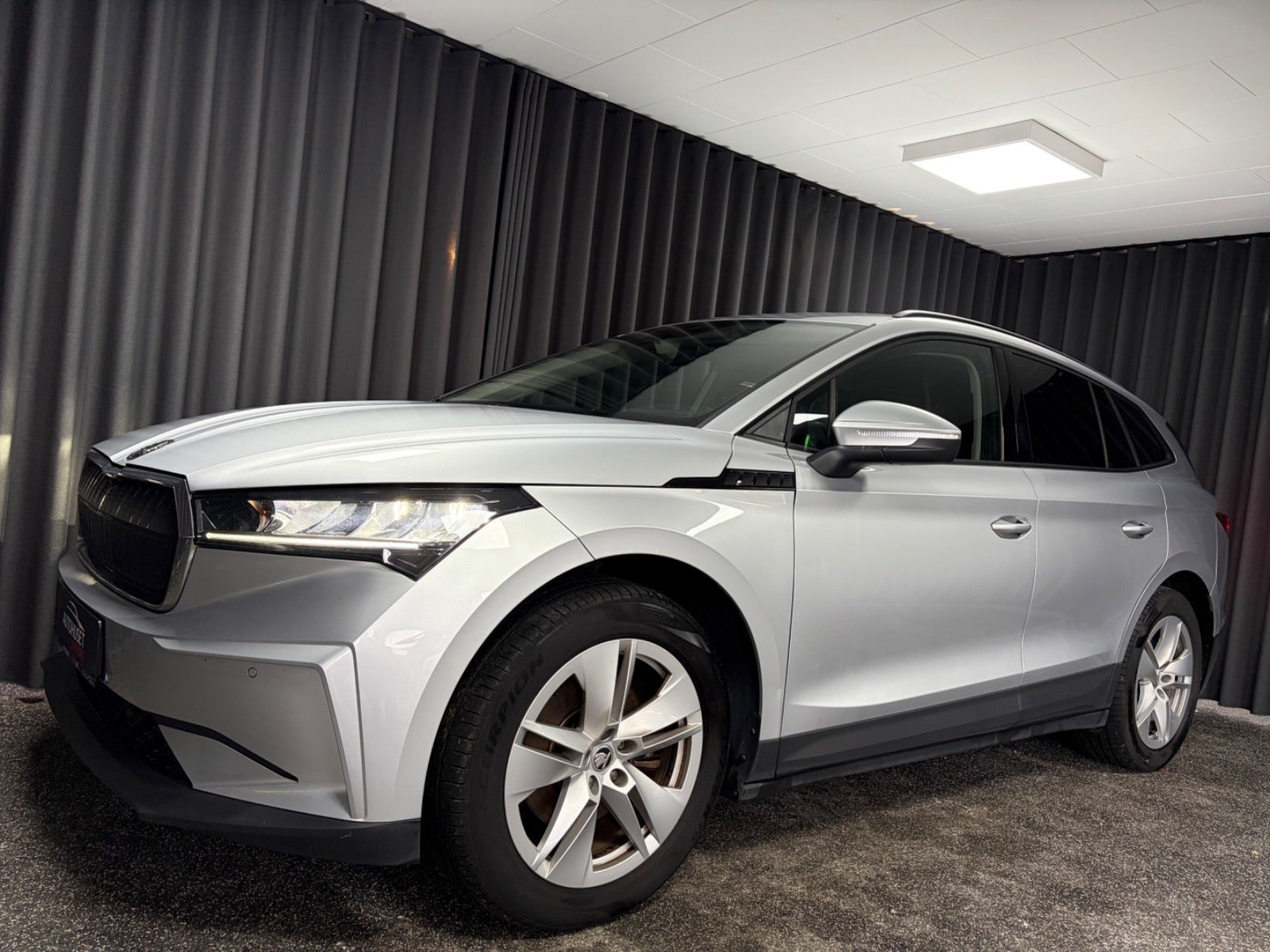 Grå Skoda Enyaq fra 2022