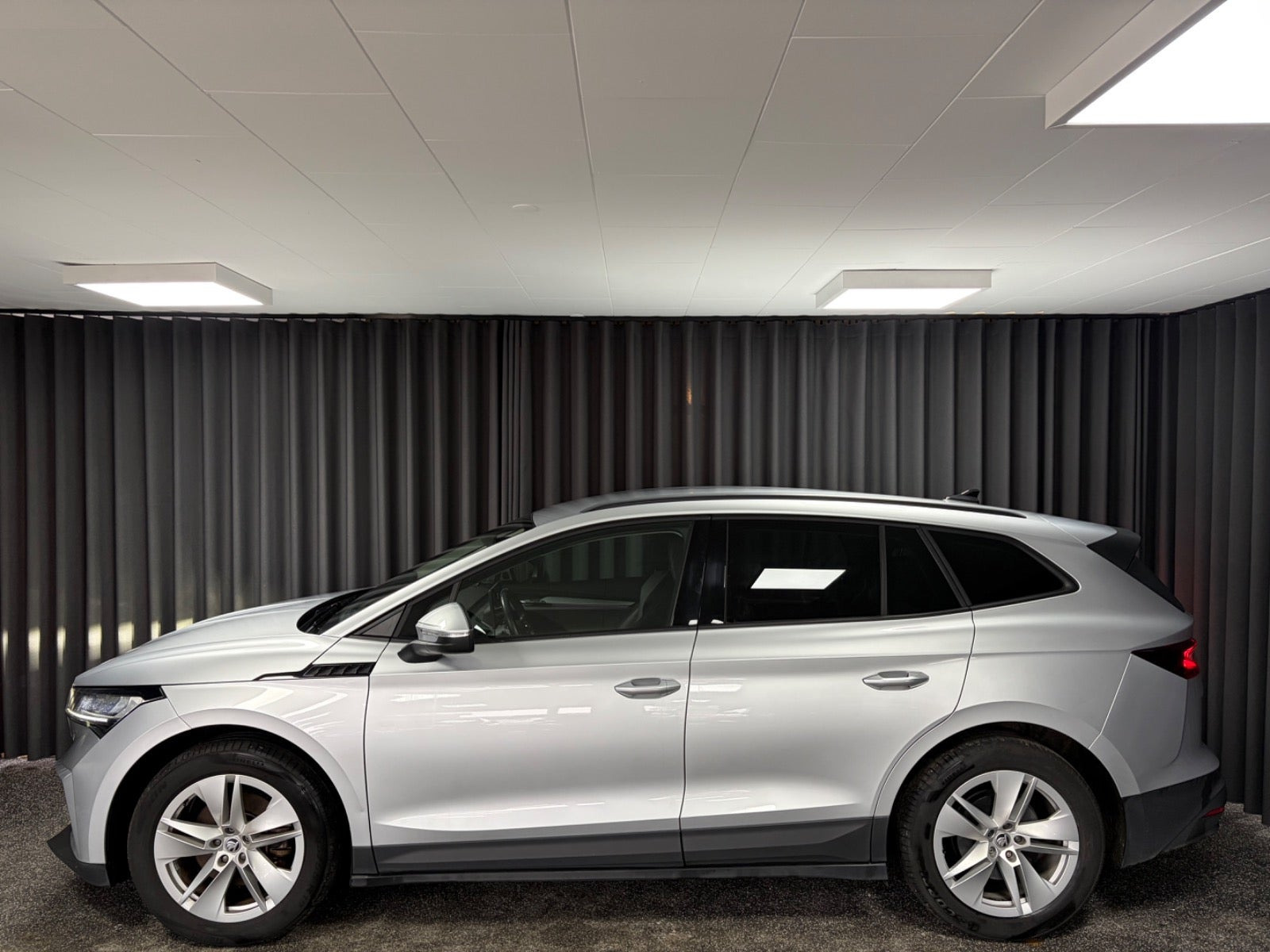 Grå Skoda Enyaq fra 2022