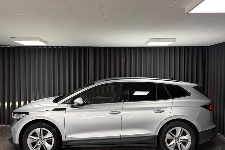 Grå Skoda Enyaq fra 2022
