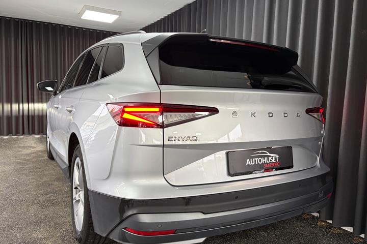 Grå Skoda Enyaq fra 2022
