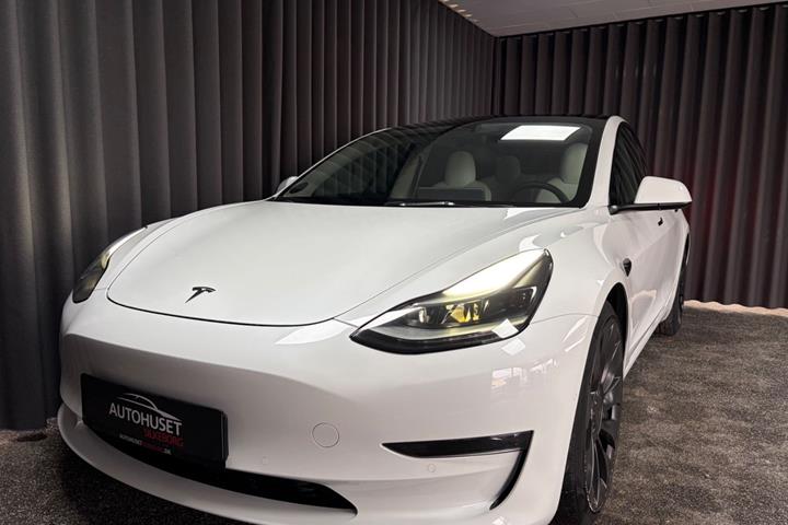 Hvid Tesla Model 3 fra 2021