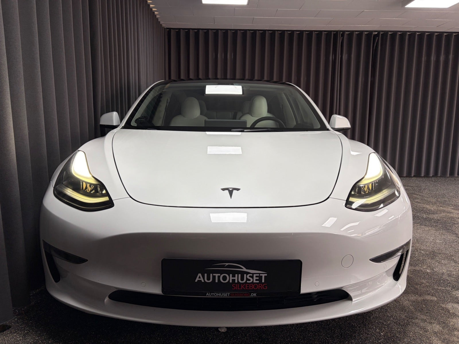 Hvid Tesla Model 3 fra 2021