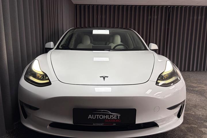 Hvid Tesla Model 3 fra 2021