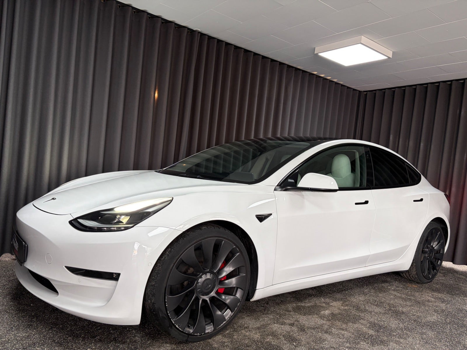 Hvid Tesla Model 3 fra 2021