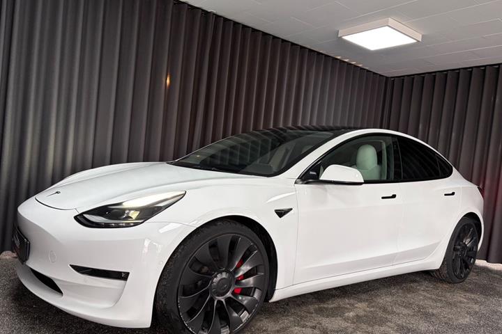 Hvid Tesla Model 3 fra 2021