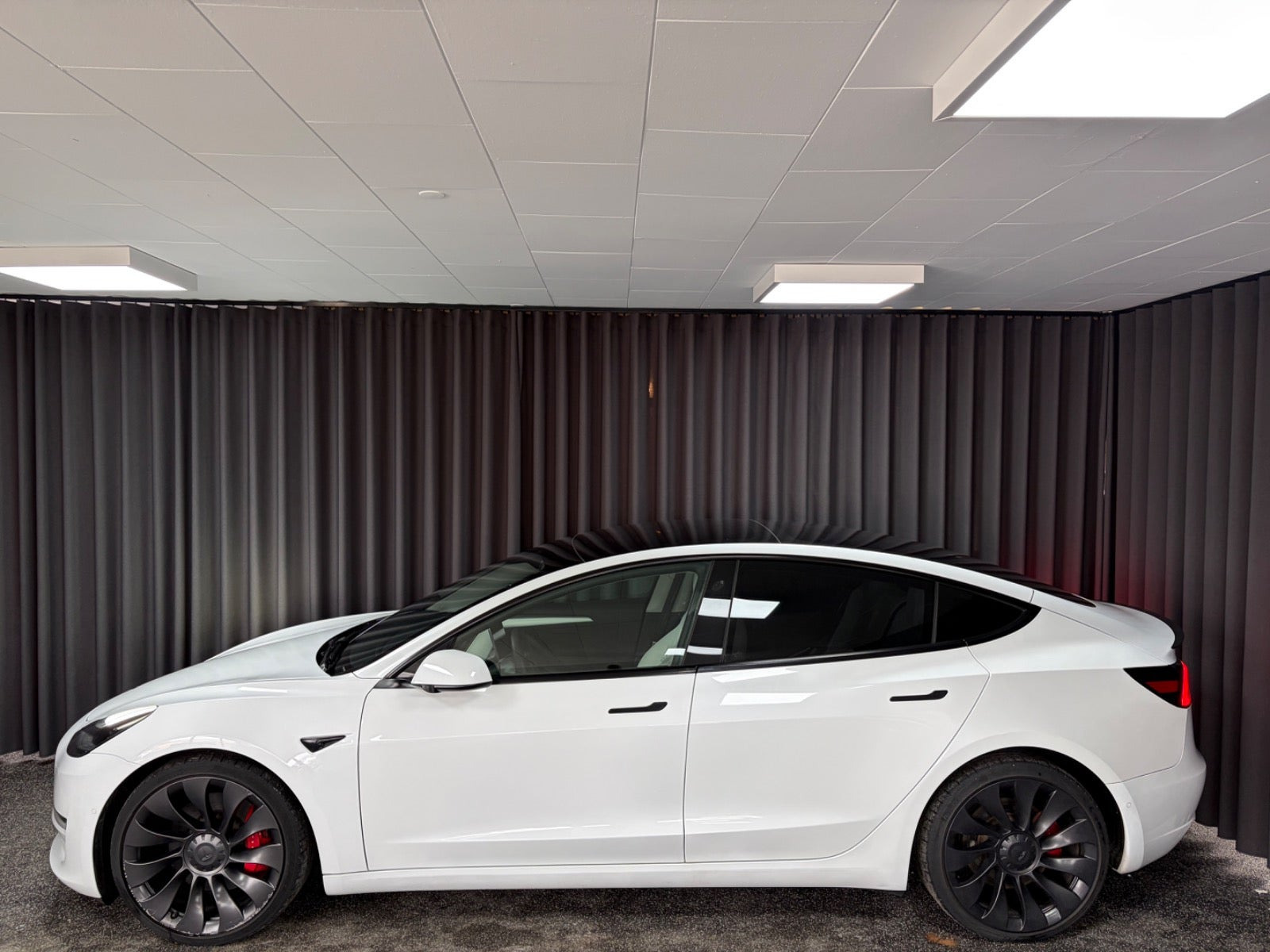 Hvid Tesla Model 3 fra 2021