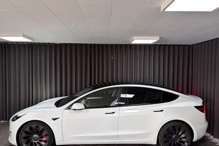 Hvid Tesla Model 3 fra 2021