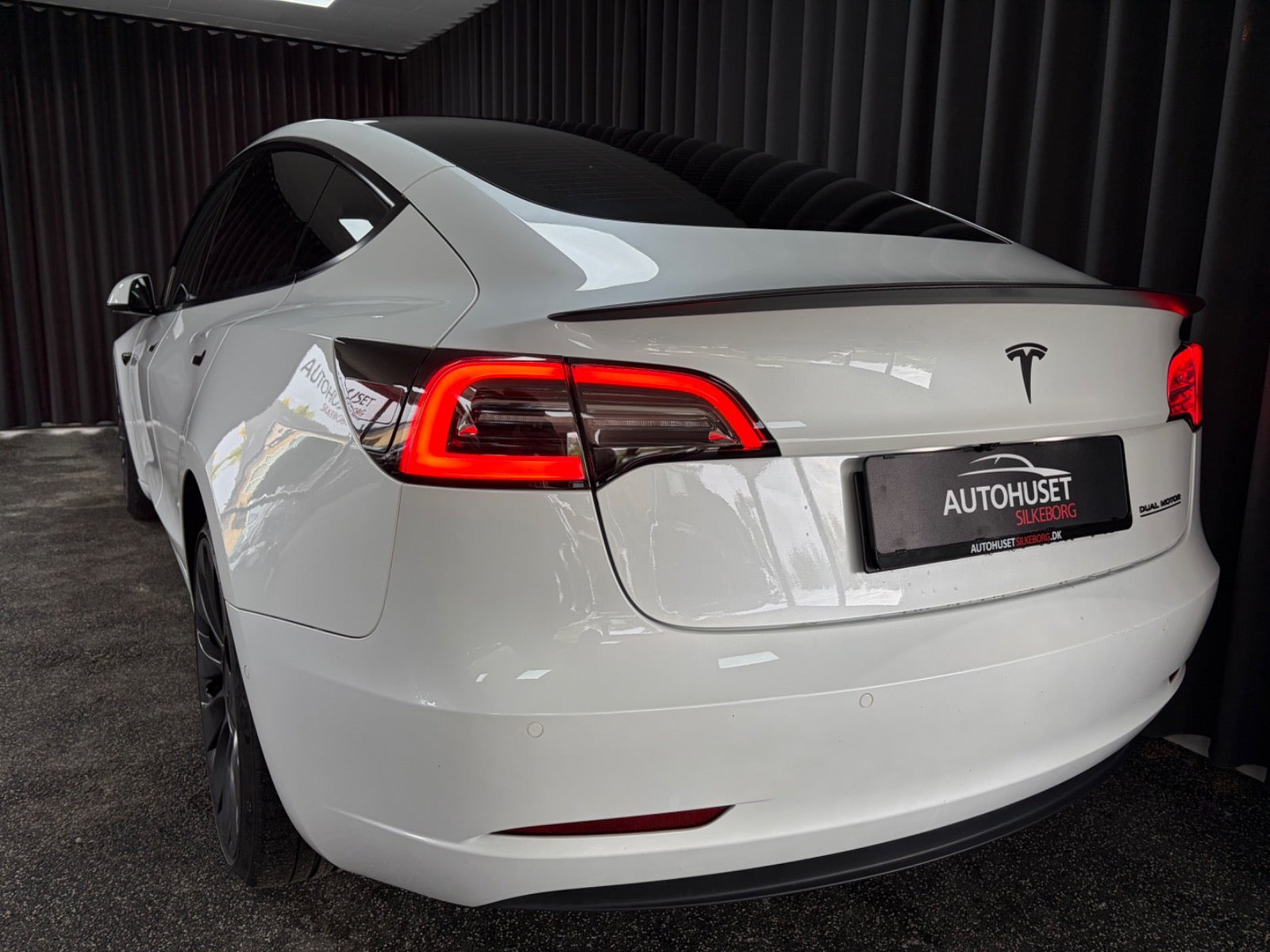 Hvid Tesla Model 3 fra 2021