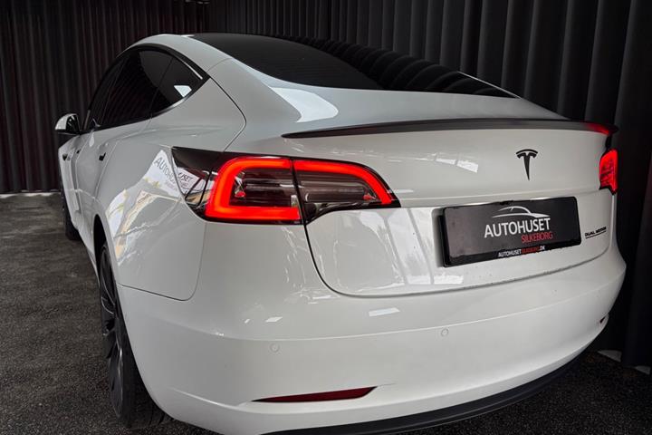 Hvid Tesla Model 3 fra 2021