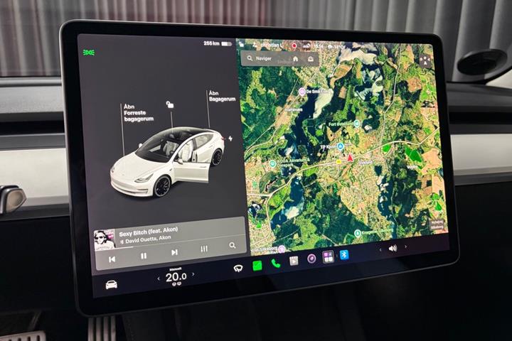 Hvid Tesla Model 3 fra 2021