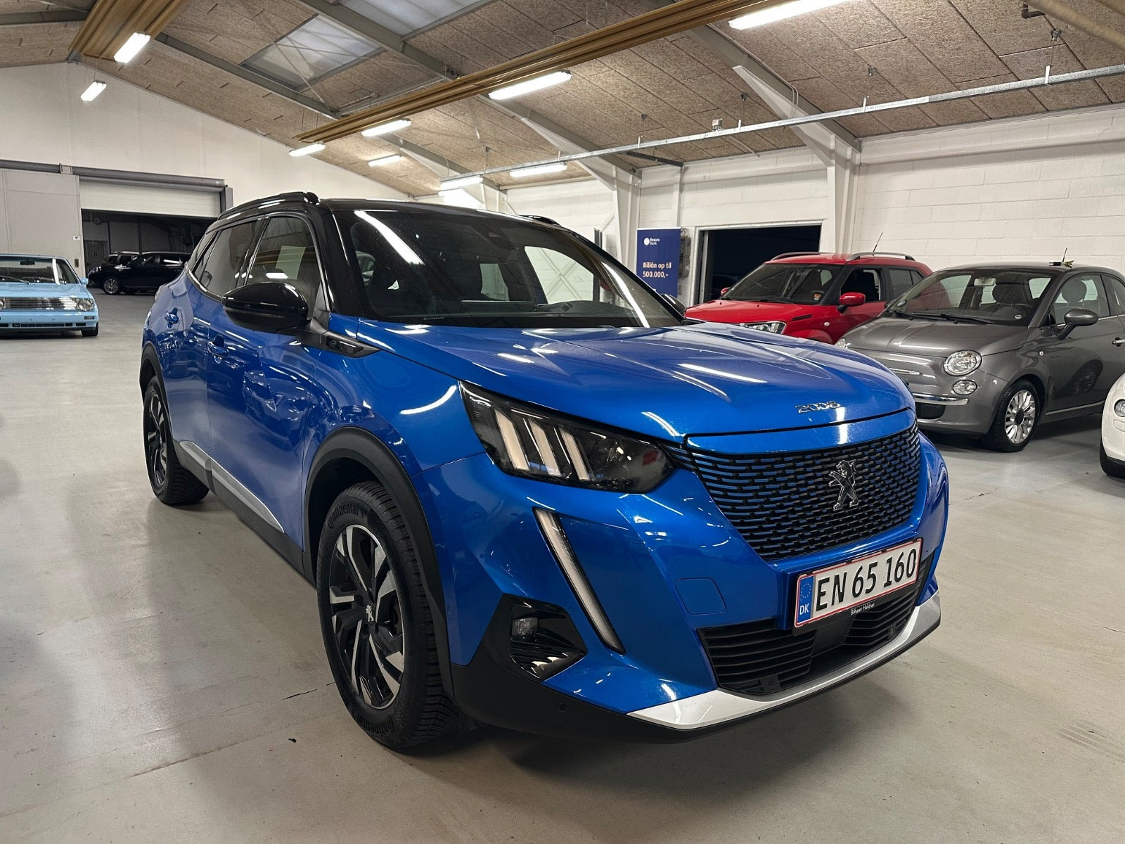 Blå Peugeot e-2008 fra 2021