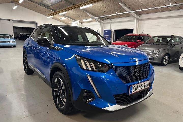 Blå Peugeot e-2008 fra 2021