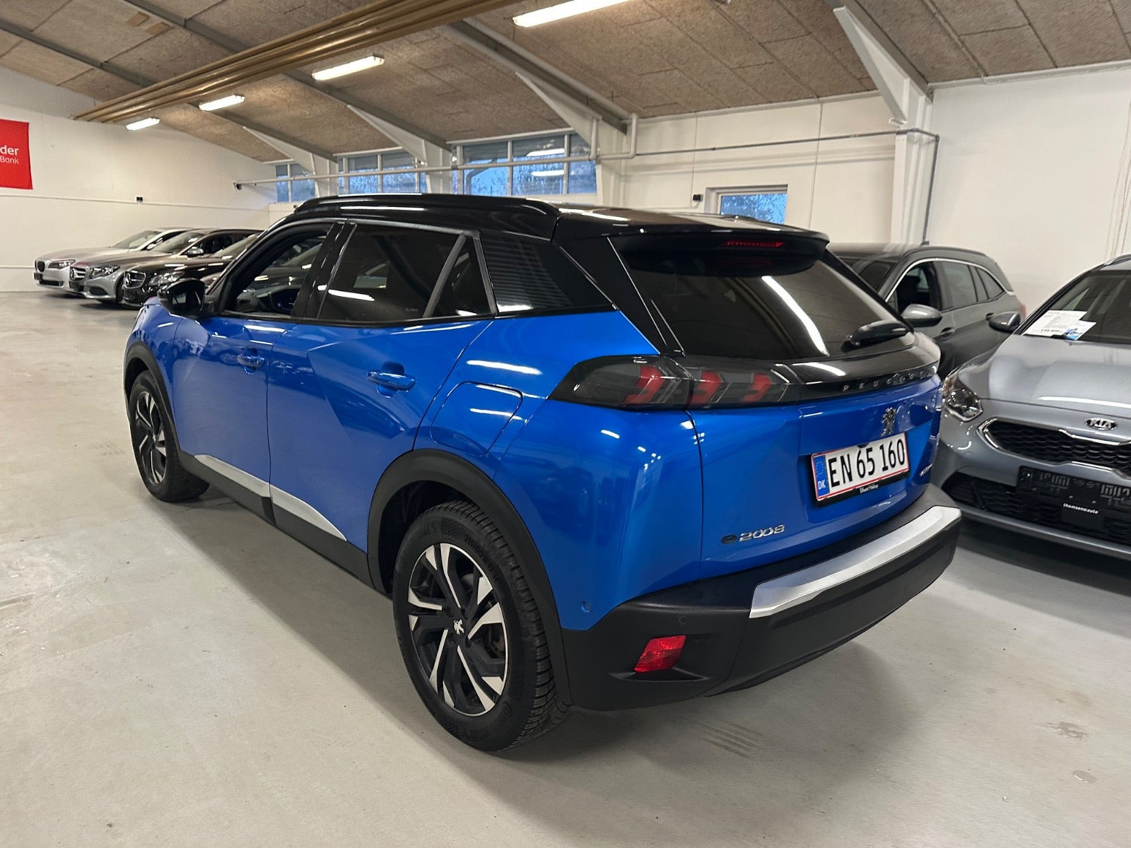 Blå Peugeot e-2008 fra 2021