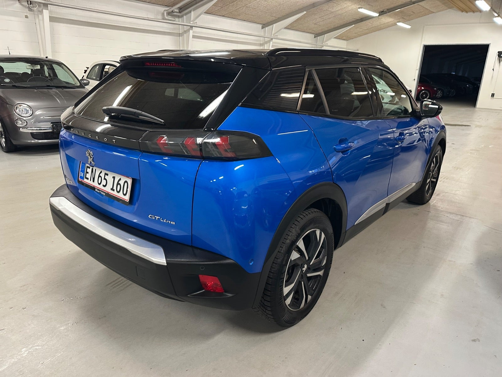 Blå Peugeot e-2008 fra 2021