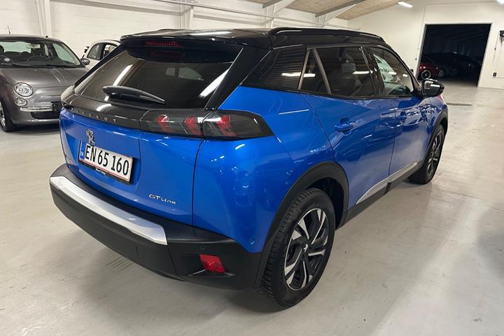 Blå Peugeot e-2008 fra 2021