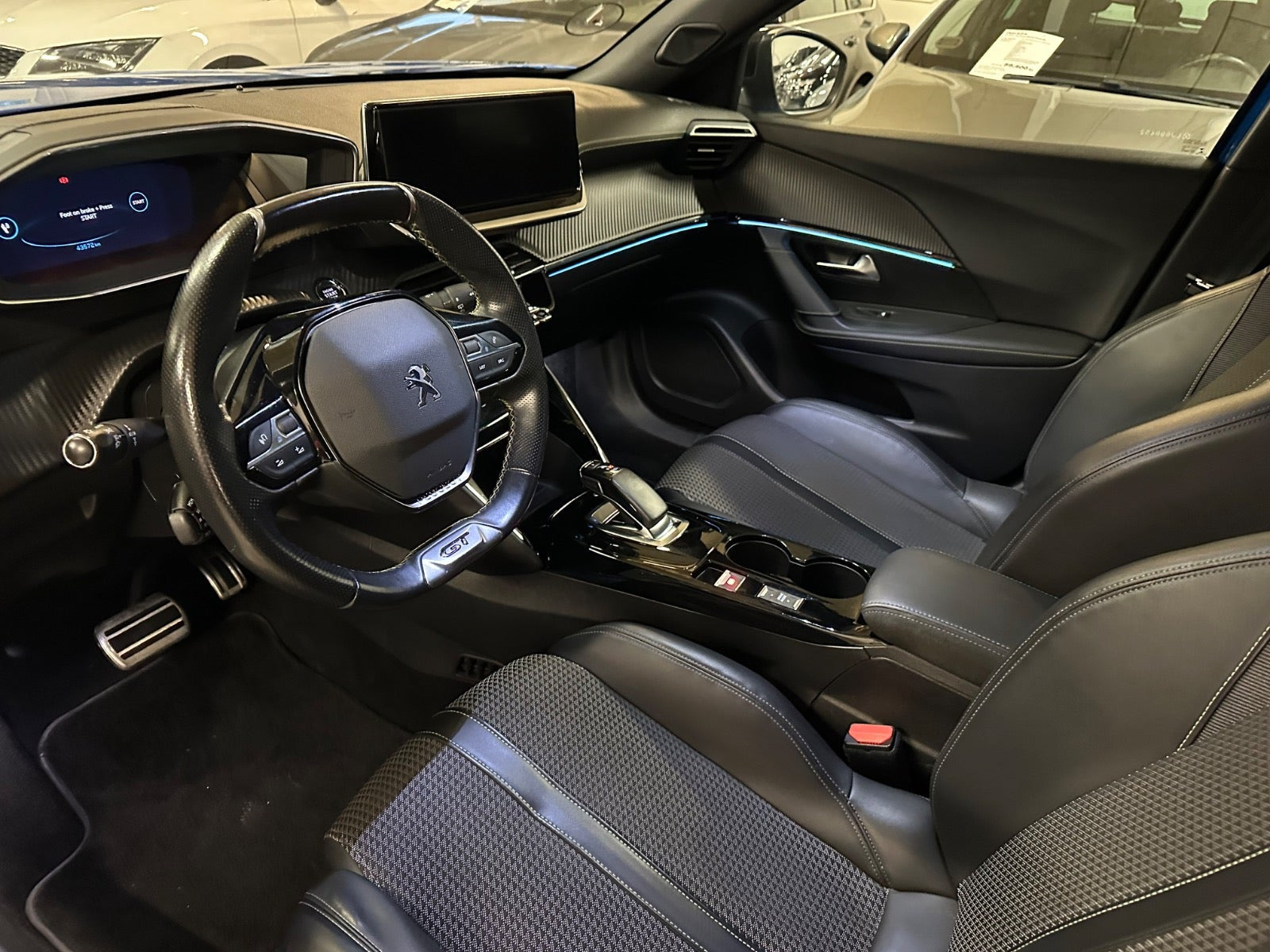 Blå Peugeot e-2008 fra 2021