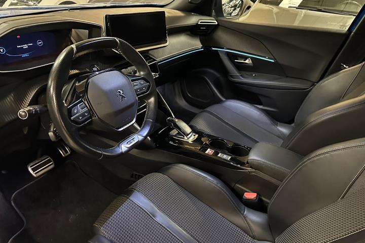 Blå Peugeot e-2008 fra 2021