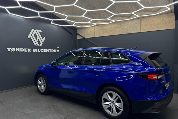 Blå Skoda Enyaq fra 2023