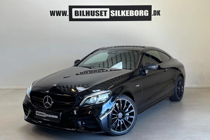 Rød Mercedes C43 fra 2019 set udefra
