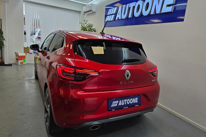 Rød Renault Clio V fra 2020