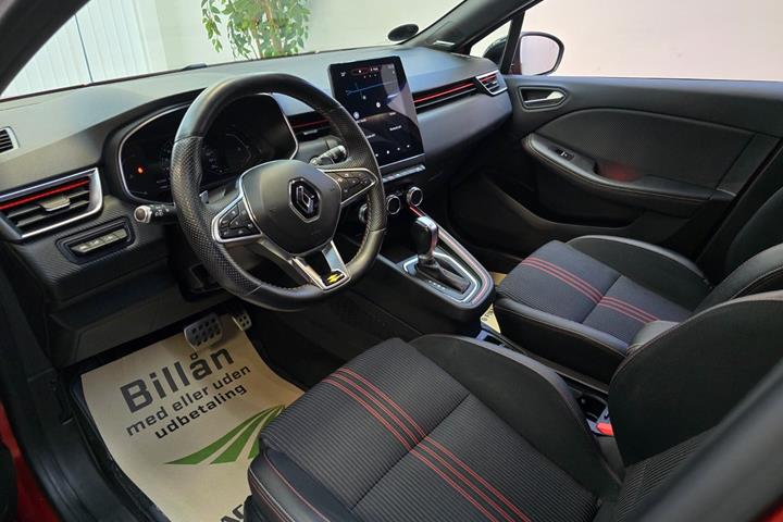 Rød Renault Clio V fra 2020
