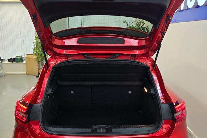 Rød Renault Clio V fra 2020