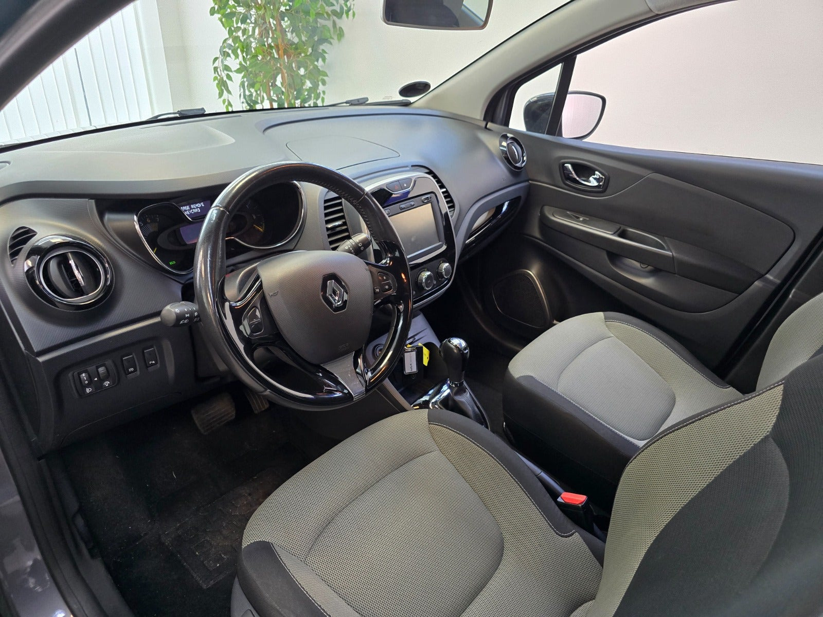 Grå Renault Captur fra 2015