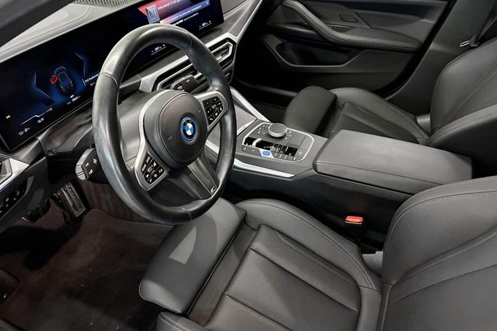 Grøn BMW i4 fra 2024