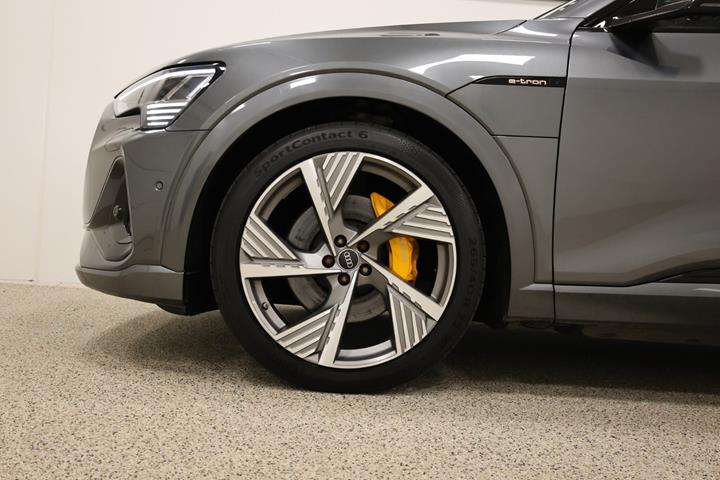 Grå Audi e-tron fra 2022