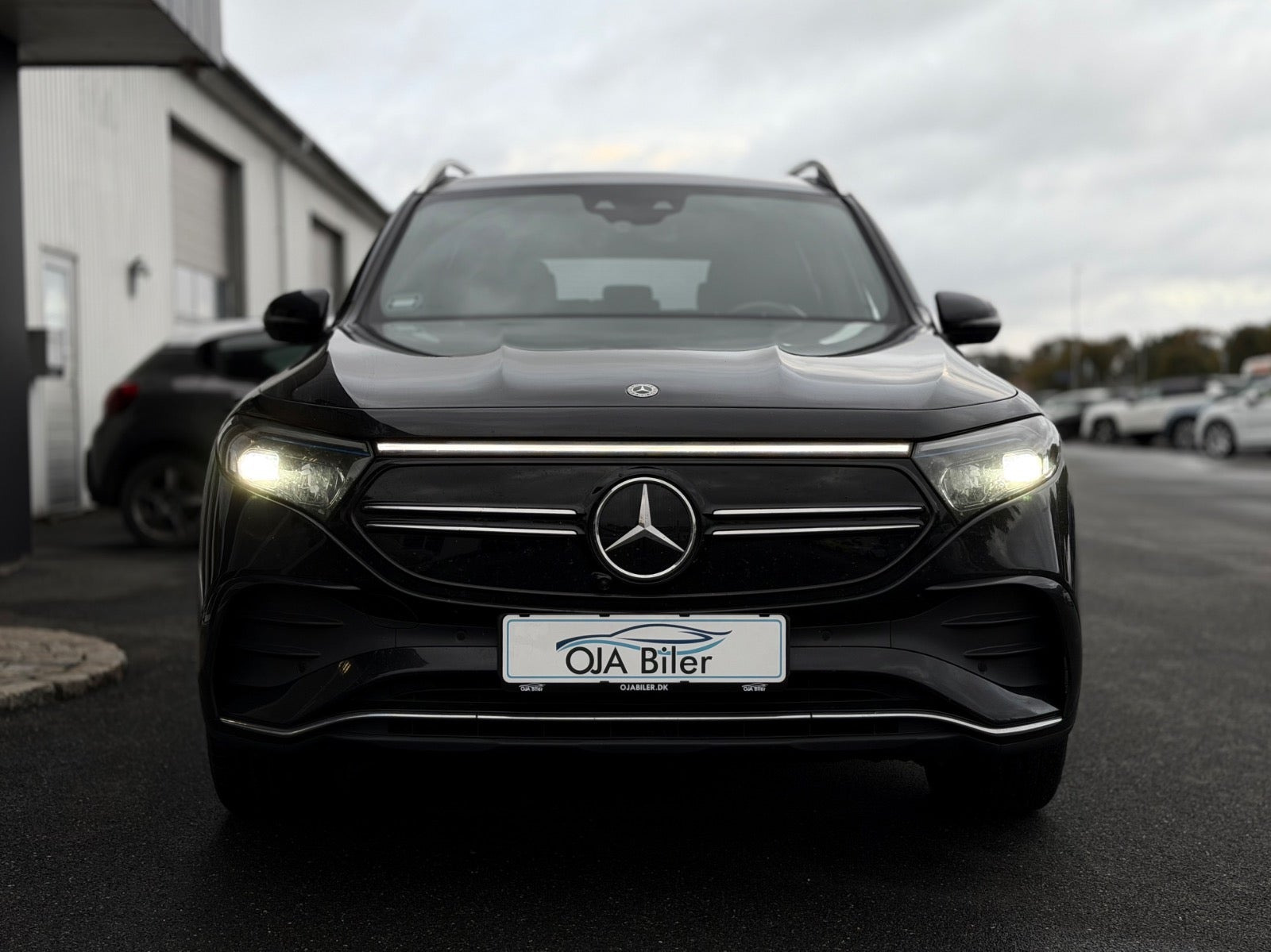 Sort Mercedes EQB350 fra 2023