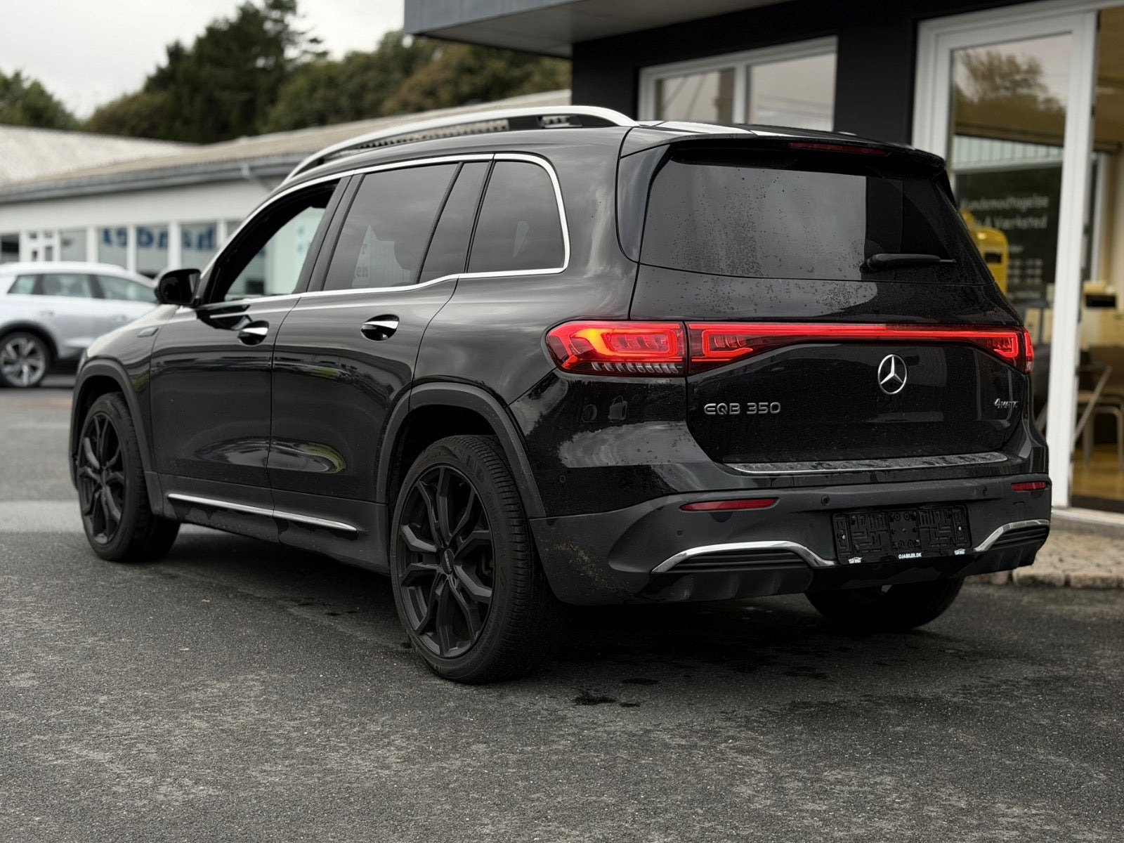 Sort Mercedes EQB350 fra 2023