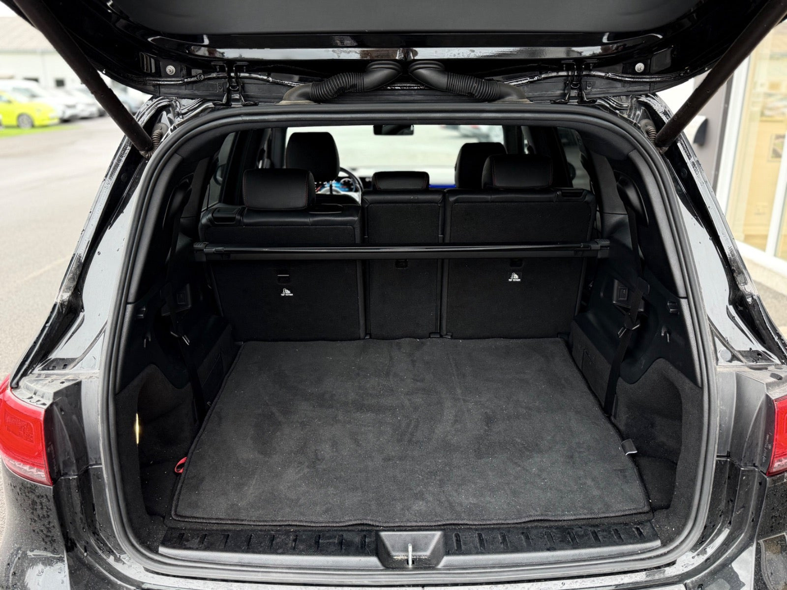 Sort Mercedes EQB350 fra 2023