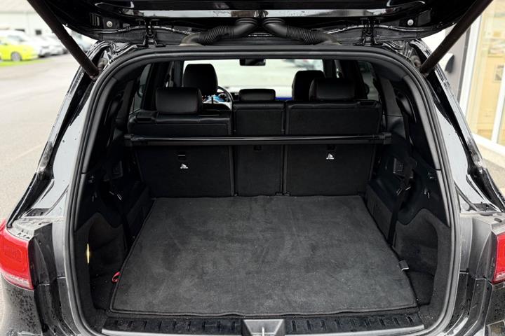 Sort Mercedes EQB350 fra 2023